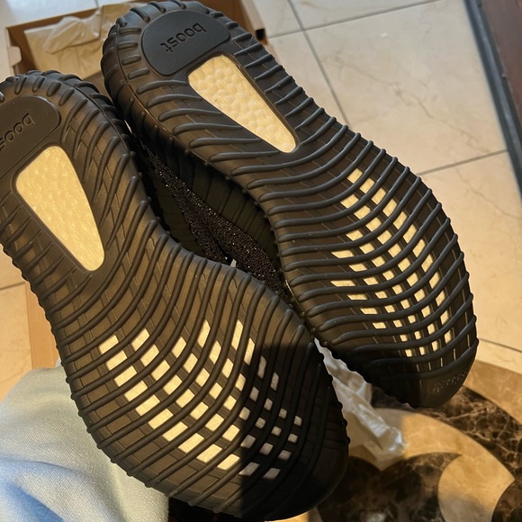 YEEZY BOOST 350 V2 Size 7 - Picture 8 of 9